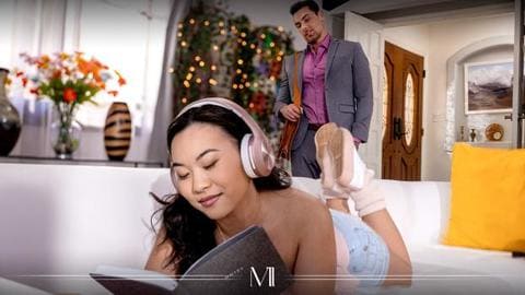 Kimmy Kimm - Sitter Swallows Her Squirt